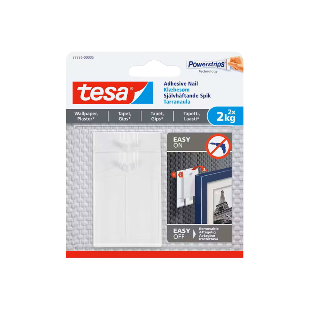 Framsidan av en Tesa Dubbelhäftande Väggkrok 2st x 2kg-förpackning, med två väggkrokar (kapacitet 2 kg vardera), instruktioner och Tesa-varumärke med EASY ON- och EASY OFF-funktioner.