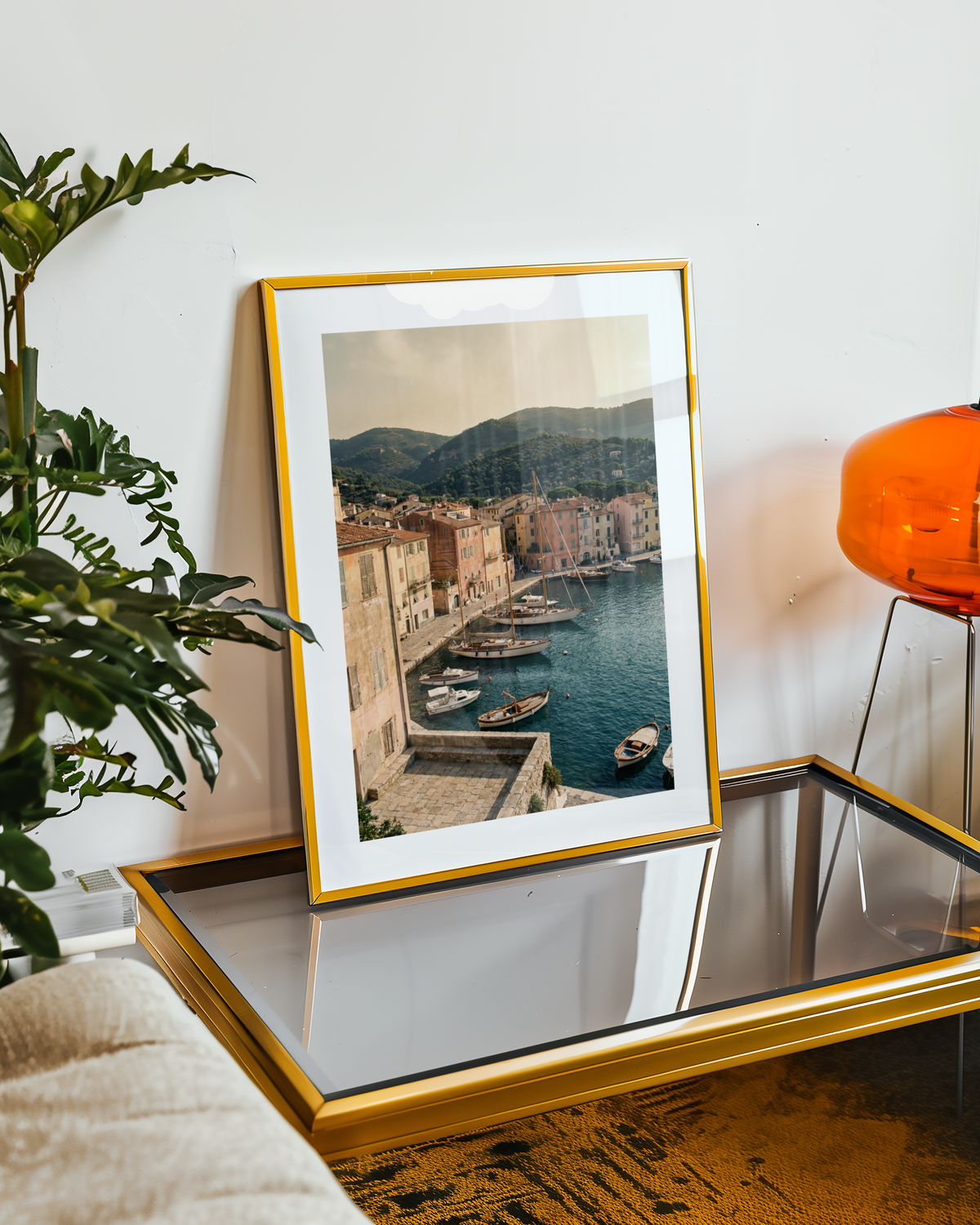 Mockup av Mediterranean Port Elegance affisch på vägg – köp enkelt hos Bozetto i hög kvalitet