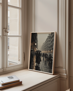Mockup av Rainy Parisian Stroll affisch på vägg – köp enkelt hos Bozetto i hög kvalitet