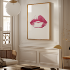 Mockup av Pink Kiss Print affisch på vägg – köp enkelt hos Bozetto i hög kvalitet