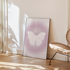 Mockup av Soft Glow Butterfly affisch på vägg – köp enkelt hos Bozetto i hög kvalitet