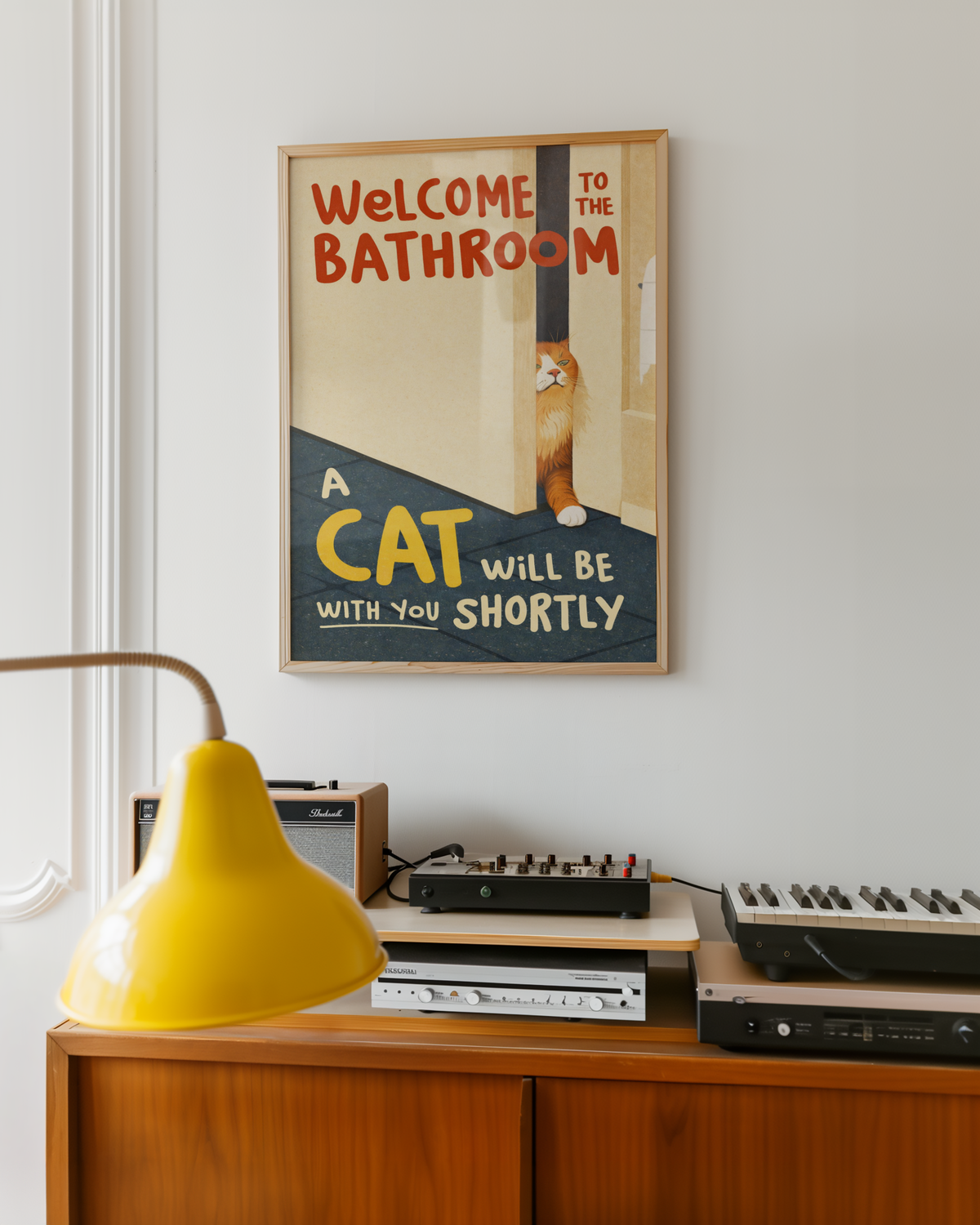 Mockup av Bathroom Waiting Cat affisch på vägg – köp enkelt hos Bozetto i hög kvalitet
