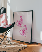 Mockup av Pink Leopard Twins affisch på vägg – köp enkelt hos Bozetto i hög kvalitet