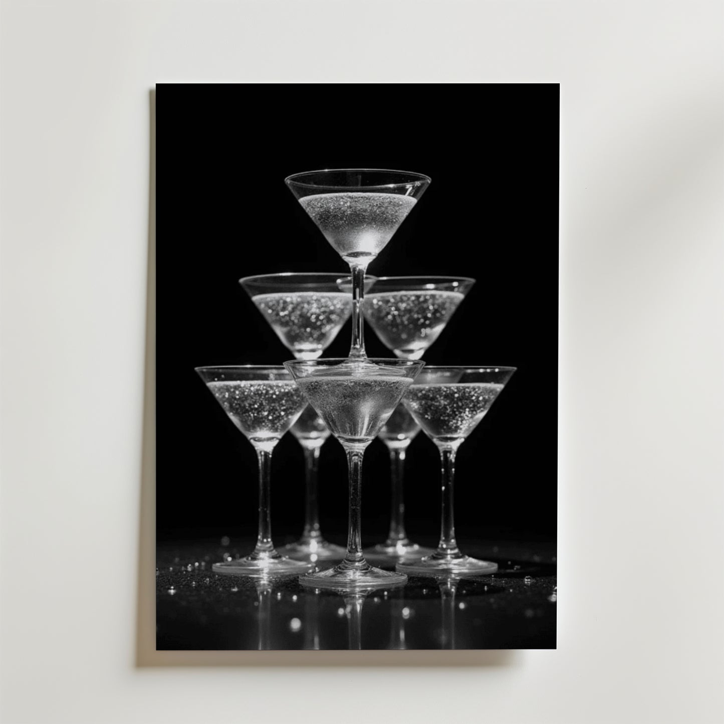 Bozetto Champagne Glas Pyramid Drink Poster visar sex bubbelglas i ett snyggt svartvitt foto som skapar en elegant och festlig känsla - perfekt att visa upp på premiumpapper med en lyxigt matt yta.