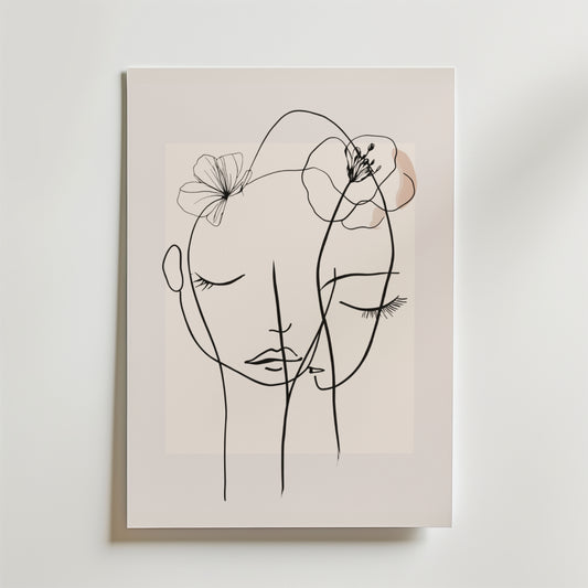 Bozetto Floral Line Faces Poster har minimalistisk svart linjekonst av två ansikten med slutna ögon och delikata blomsterskisser på en ljus beige matt yta, vilket skapar en lugn och intim atmosfär.