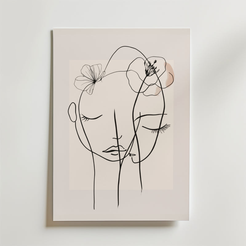Bozetto Floral Line Faces Poster har minimalistisk svart linjekonst av två ansikten med slutna ögon och delikata blomsterskisser på en ljus beige matt yta, vilket skapar en lugn och intim atmosfär.