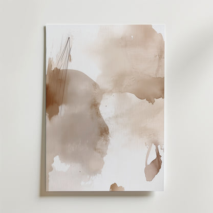 Soft Mirage Poster by Bozetto är en kvadratisk canvas med abstrakta ljusbruna och beige akvarellfärger, mjuka kanter, subtila mörka linjer och en lyxig matt finish på FSC-certifierat premiumpapper. Bakgrunden är vit.