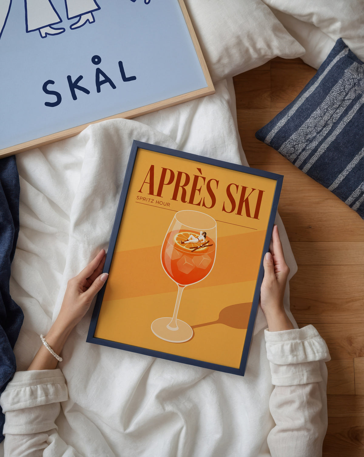 Après Ski Spritz Hour Poster – två posters i rum 2
