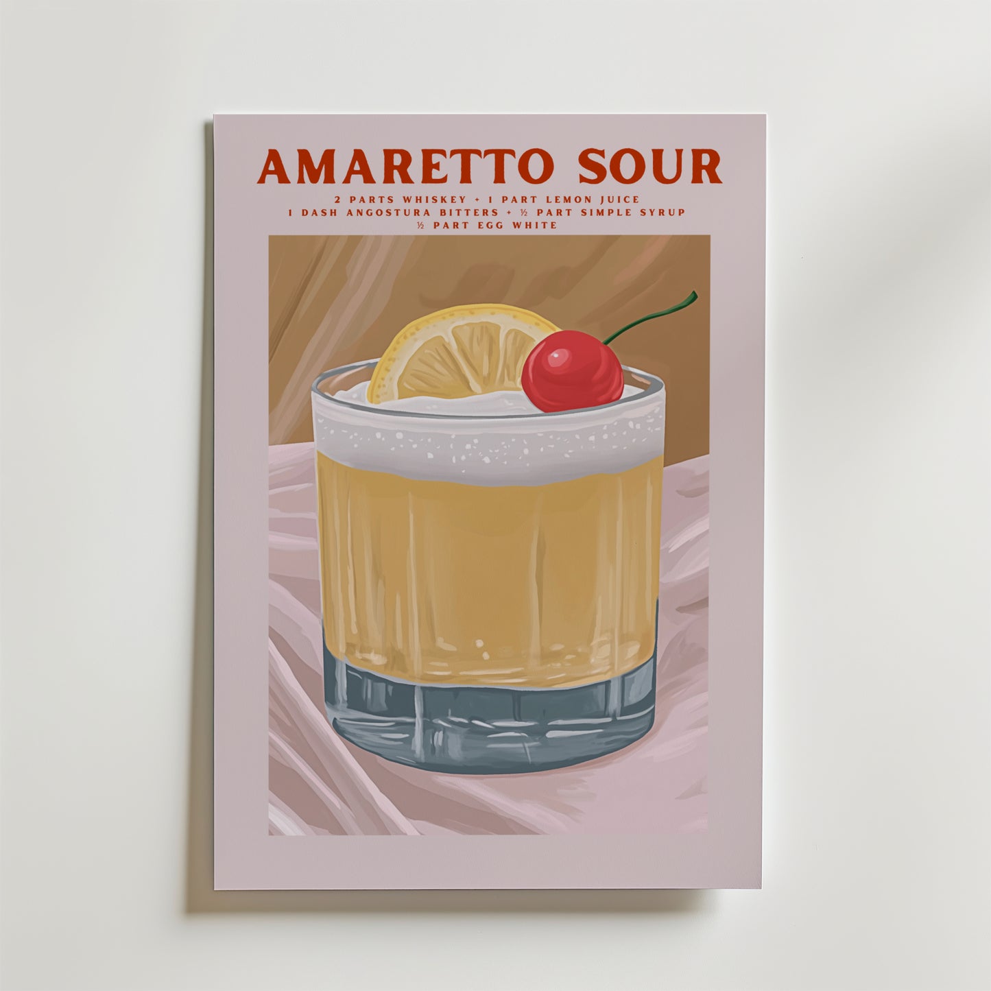 Bozetto Amaretto Sour Cocktail Poster är tryckt på premiumpapper med en lyxig matt finish och föreställer ett glas garnerat med citron och körsbär. Receptet visas i rött ovan på en ljusrosa bakgrund.