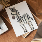 Happy Zebra konsttryck på vit bakgrund – elegant Bozetto affisch för hemmet i hög tryckkvalitet