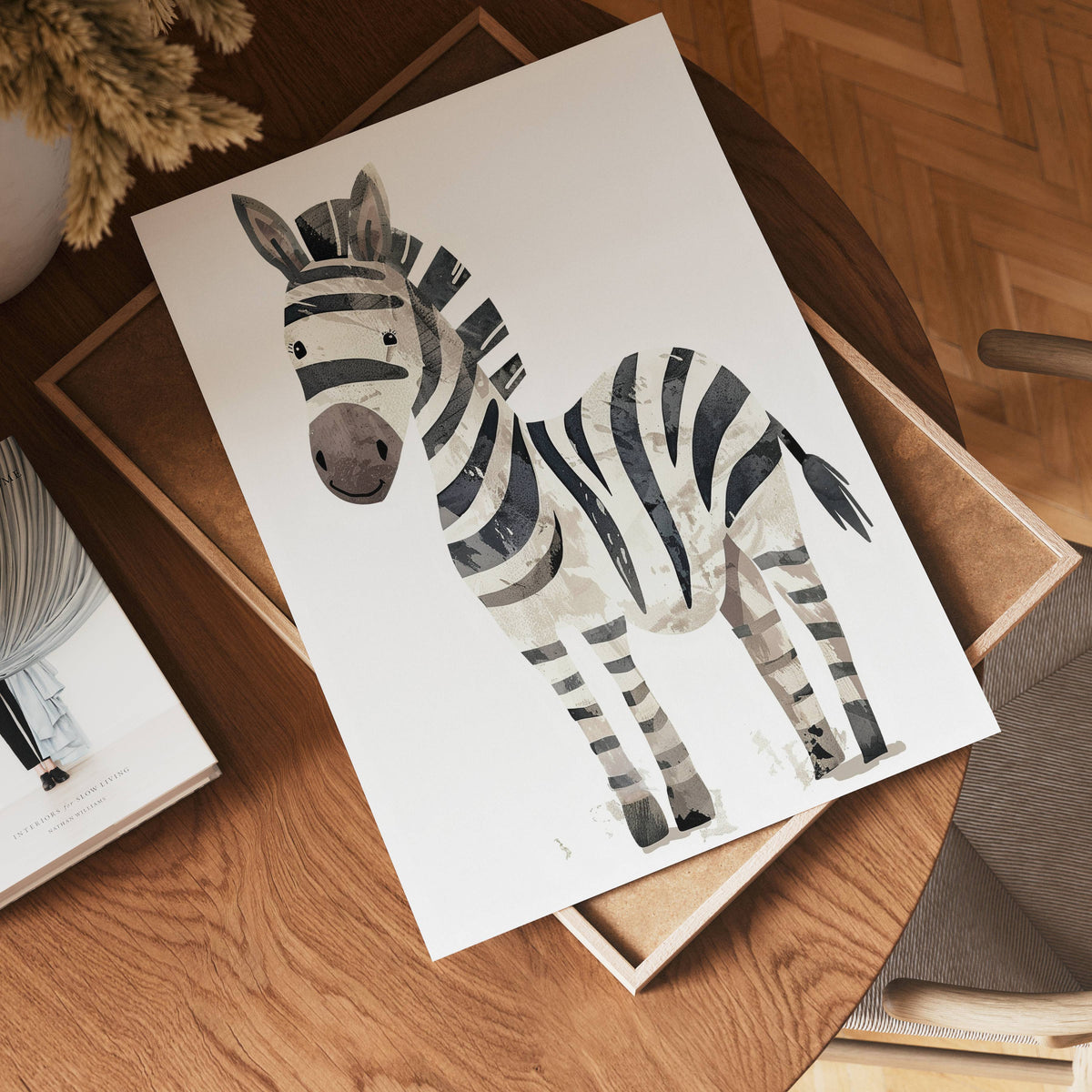 Happy Zebra konsttryck på vit bakgrund – elegant Bozetto affisch för hemmet i hög tryckkvalitet