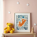 Playful Cat poster visualiserad på vägg – se rätt storlek med mockup från Bozetto