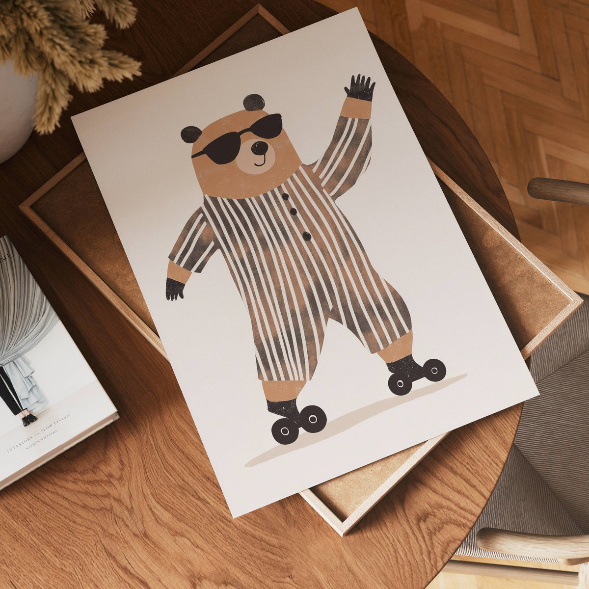 Roller Bear konsttryck på vit bakgrund – elegant Bozetto affisch för hemmet i hög tryckkvalitet
