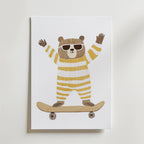 Sunny Skater Bear – stilfullt konsttryck från Bozetto, tryckt på matt finpapper i hög tryckkvalitet