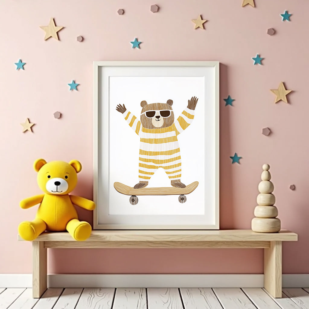 Mockup av Sunny Skater Bear affisch på vägg – köp enkelt hos Bozetto i hög kvalitet