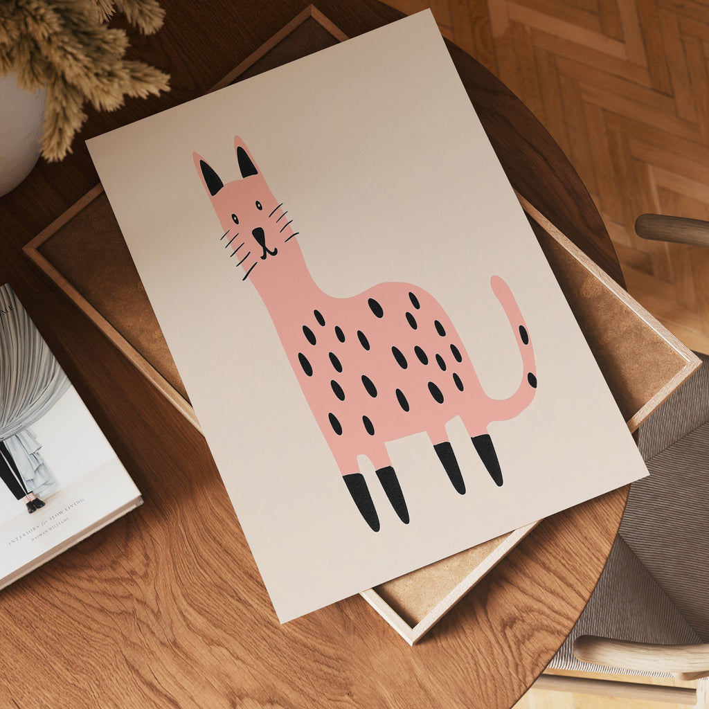 Pink Spotted Cat – affisch med snyggt motiv, köp enkelt hos Bozetto i flera storlekar