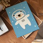 Space Bear poster visad rakt fram – Bozetto affisch i hög tryckkvalitet i hög tryckkvalitet