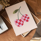 Checkered Cherry – affisch med snyggt motiv, köp enkelt hos Bozetto i flera storlekar