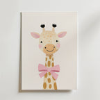 Giraffe with Pink Bow – stilfullt konsttryck från Bozetto, tryckt på matt finpapper