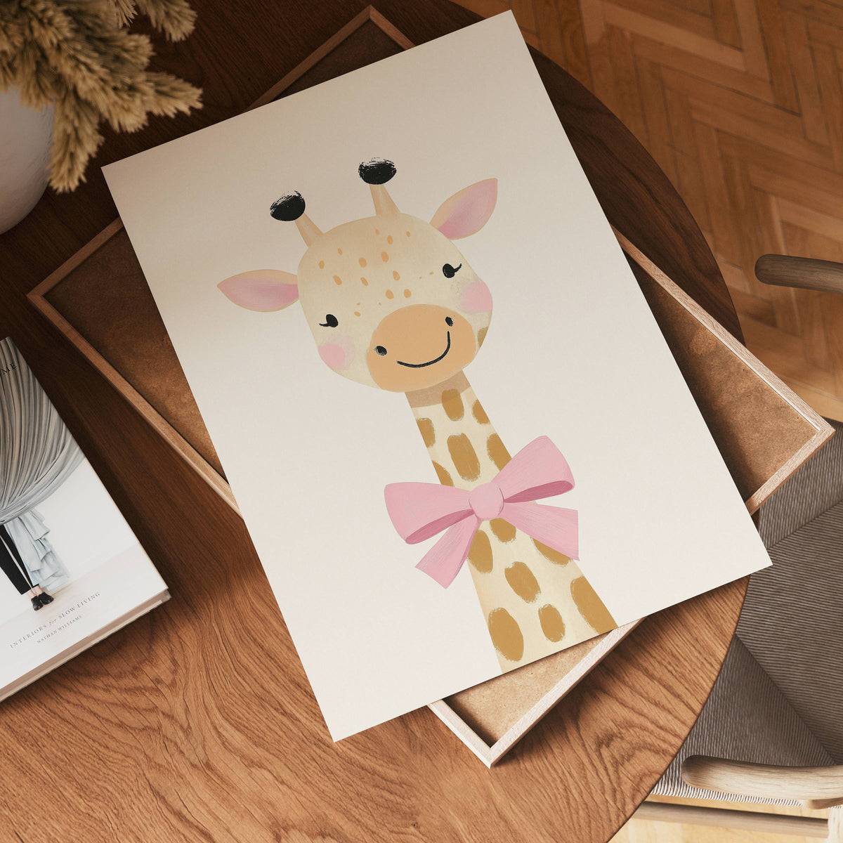 Giraffe with Pink Bow – affisch med snyggt motiv, köp enkelt hos Bozetto i flera storlekar