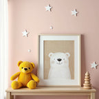 Snowy Bear poster visualiserad på vägg – se rätt storlek med mockup från Bozetto
