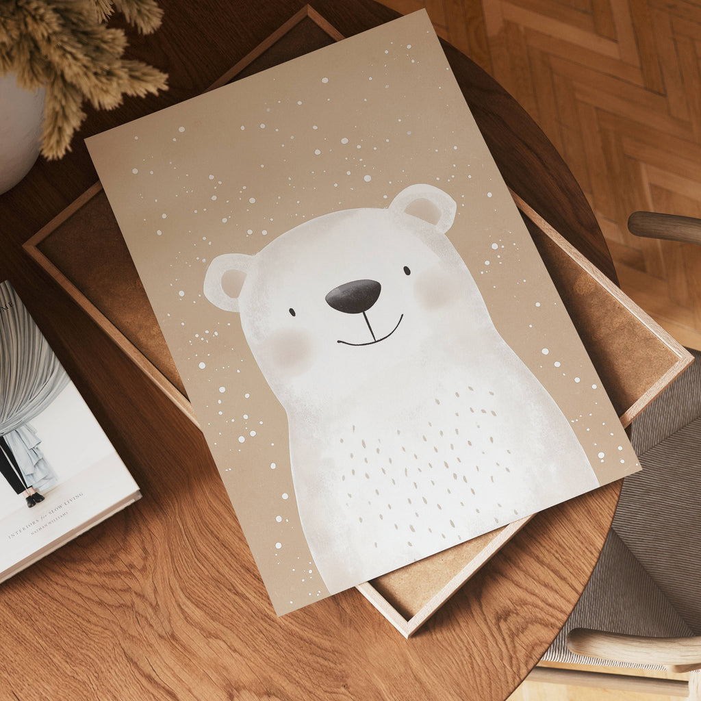Snowy Bear poster visad rakt fram – Bozetto affisch i hög tryckkvalitet i hög tryckkvalitet