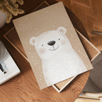 Snowy Bear poster visad rakt fram – Bozetto affisch i hög tryckkvalitet i hög tryckkvalitet