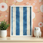 Blue Stripes poster visualiserad på vägg – se rätt storlek med mockup från Bozetto
