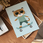 Cool Tiger on Skateboard – köp enkelt hos Bozetto konsttryck i hög kvalitet i hög kvalitet