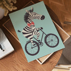 Zebra on a Bike – affisch med snyggt motiv, köp enkelt hos Bozetto i flera storlekar
