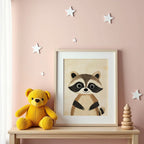 Happy Raccoon poster visualiserad på vägg – se rätt storlek med mockup från Bozetto
