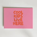 Cool Kids Live Here – stilfullt konsttryck från Bozetto, tryckt på matt finpapper