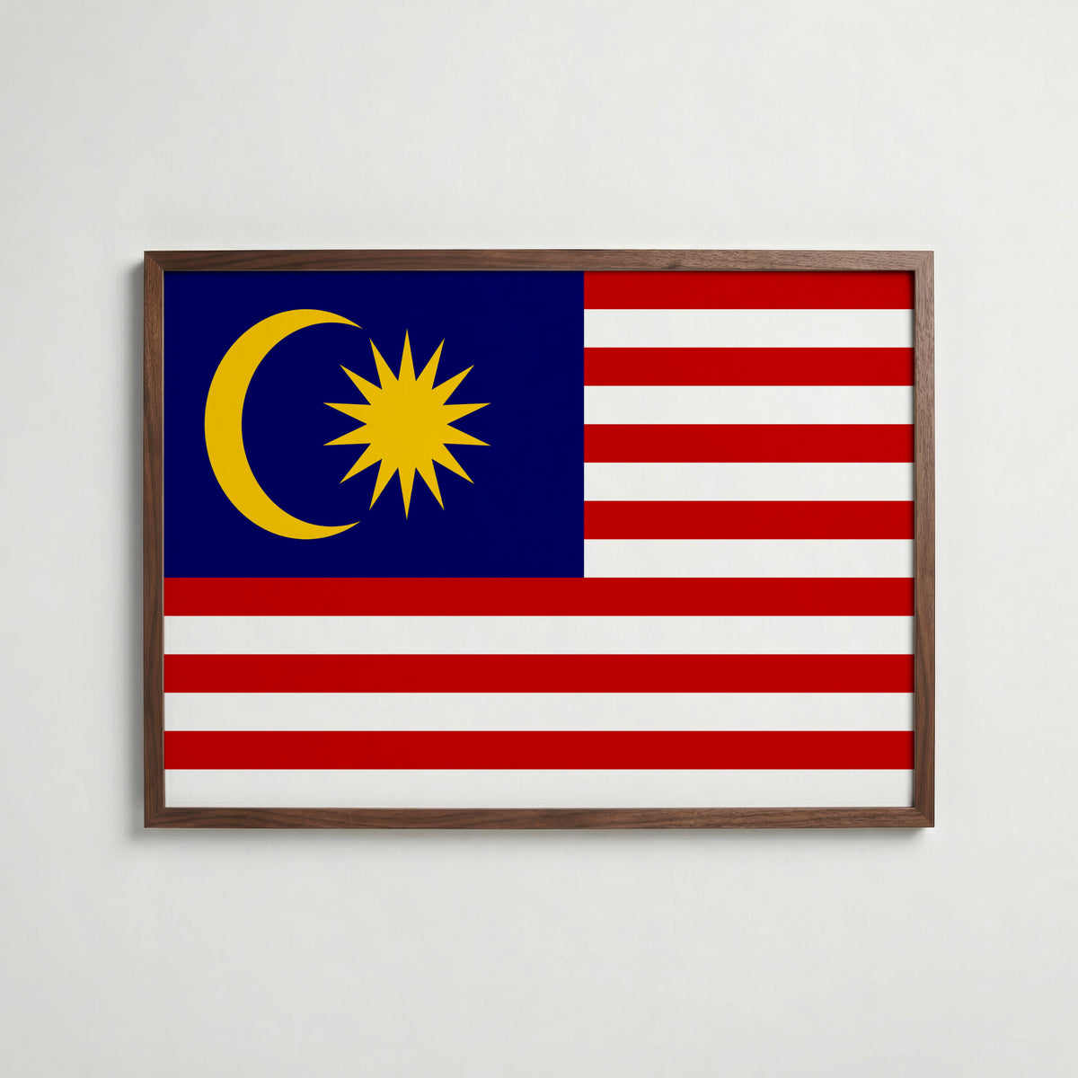 Malaysia National Flag Poster i valnötsram – varm konstaffisch för hemmet från Bozetto