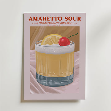 Bozetto Amaretto Sour Cocktail Poster är tryckt på premiumpapper med en lyxig matt finish och föreställer ett glas garnerat med citron och körsbär. Receptet visas i rött ovan på en ljusrosa bakgrund.