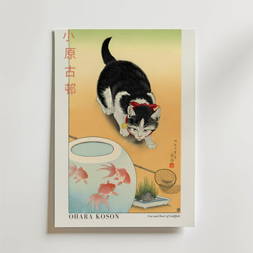 Affischen Cat and Bowl of Goldfish Ohara Koson Poster från Bozetto föreställer en svartvit katt med rött halsband som hukar bredvid ett runt akvarium med tre guldfiskar, japansk text till vänster och "OHARA KOSON" längst ner.