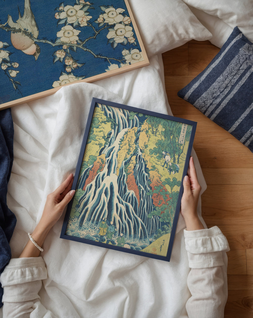 Katsushika Hokusai Kirifuri Waterfall 1832 Poster – två posters i rum 3