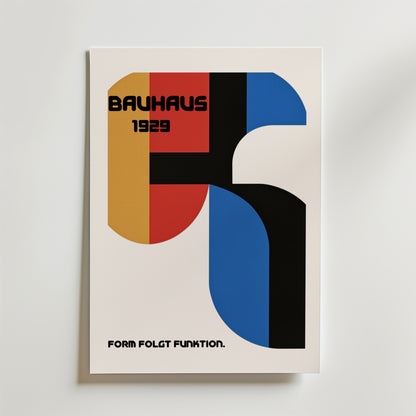 Bozetto Bauhaus Form and Function Poster har djärva geometriska former i rött, gult, blått och svart med "BAUHAUS 1929" högst upp och "FORM FOLGT FUNKTION." längst ner, tryckt på premiumpapper i en minimalistisk stil.