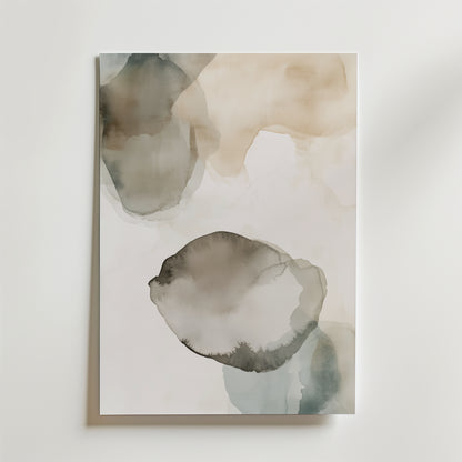 Soft Earth Poster från Bozetto har abstrakta akvarellformer i mjukt grått, beige och taupe på en vit bakgrund. Postern är tryckt på premiumpapper med en vacker matt finish och ger en lugn och minimalistisk touch till ditt rum.