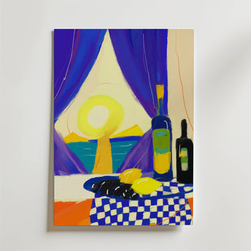 Affischen Golden Horizon Poster från Bozetto fångar harmonisk stillhet med citroner, två flaskor och en blåvitrutig duk. En levande sol går ner över vatten bakom lila gardiner - perfekt för att lägga till medelhavsro till ditt utrymme.