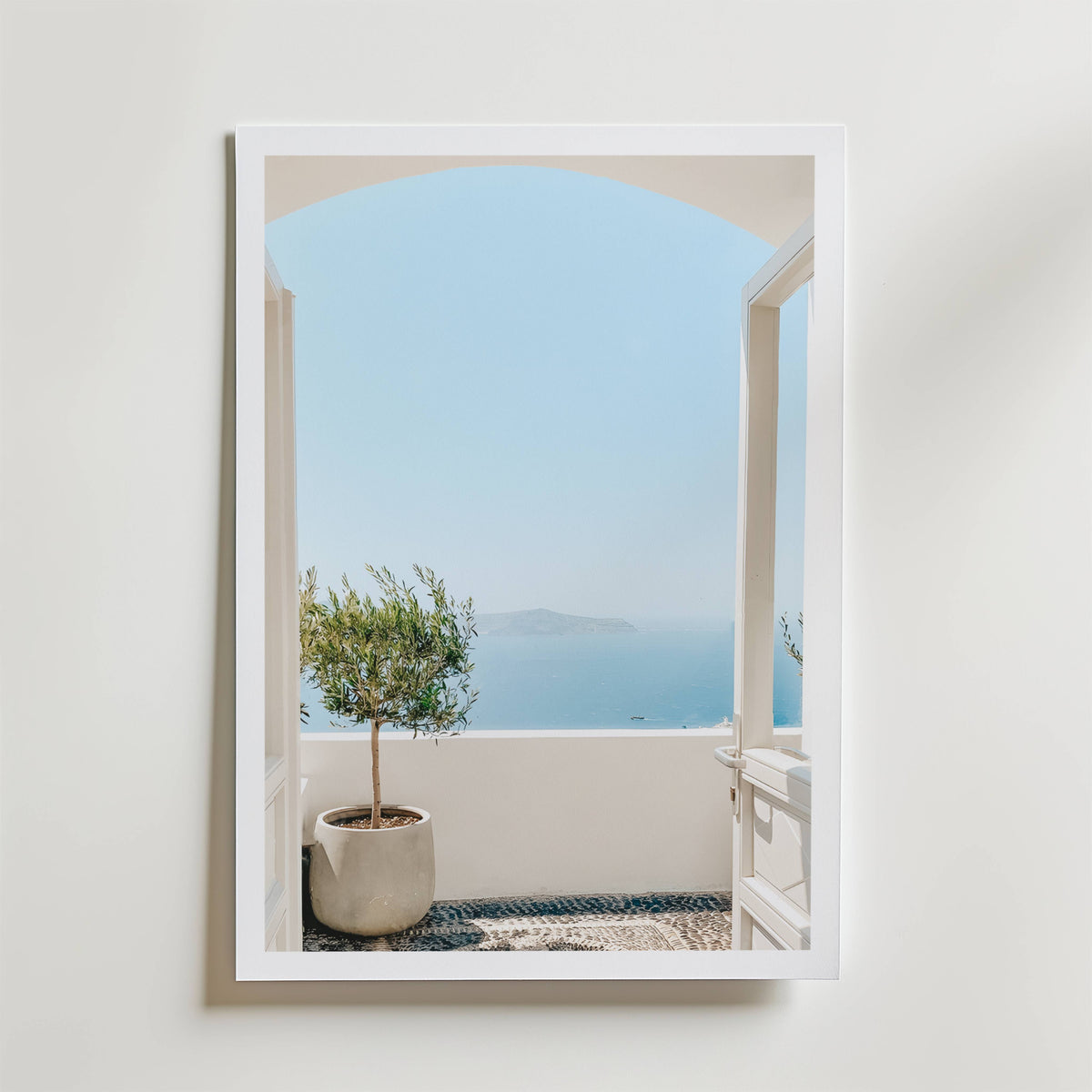 Santorini Balcony Calm – stilfullt konsttryck från Bozetto, tryckt på matt finpapper