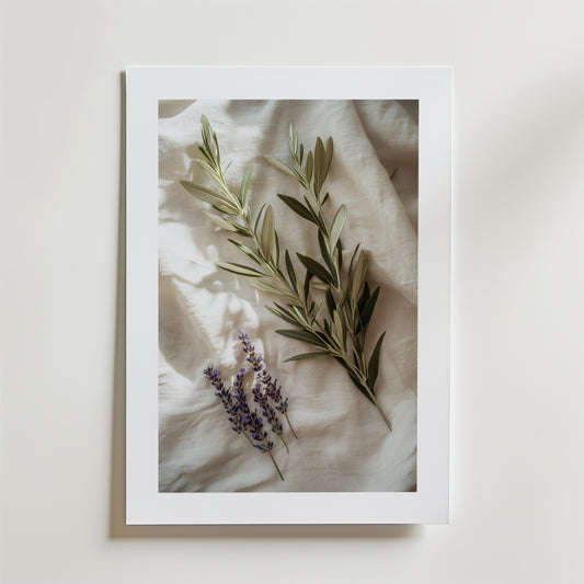 Bozetto Linen & Leaves Poster föreställer olivkvistar och lavendel på ett texturerat tyg med en lyxigt matt yta som ger en elegant och lugn look.