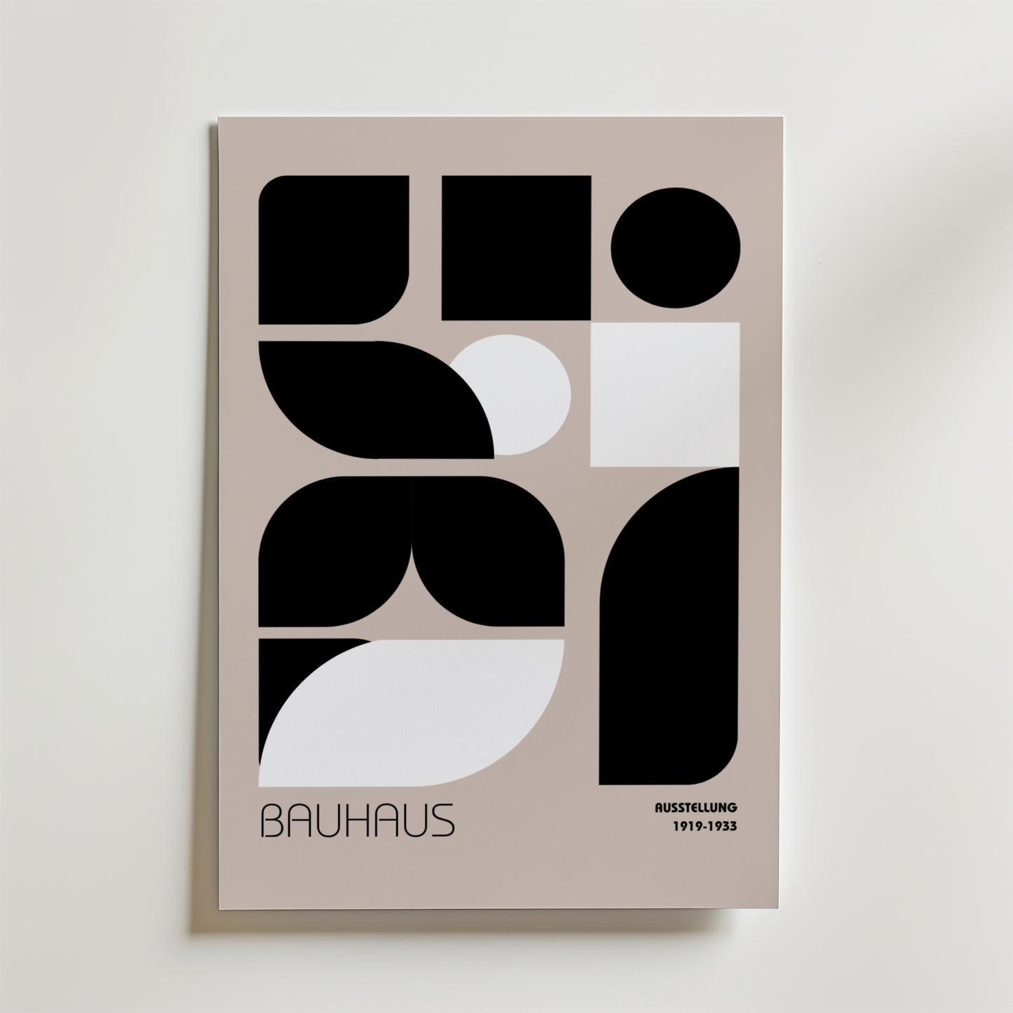 Bozetto Bauhaus Geometric Blocks Poster visar abstrakta svarta former på en beige matt yta, med "Bauhaus" längst ner till vänster och "AUSSTELLUNG 1919-1933" i små bokstäver på premiumpapper.