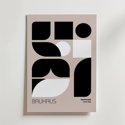 Bozetto Bauhaus Geometric Blocks Poster visar abstrakta svarta former på en beige matt yta, med "Bauhaus" längst ner till vänster och "AUSSTELLUNG 1919-1933" i små bokstäver på premiumpapper.