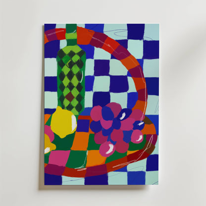 Bozetto Mediterranean Balance Poster har ett livfullt abstrakt stilleben med en grön flaska, gul frukt och lila druvor på en rutig blå, blågrön och orange bakgrund inspirerad av Medelhavets vibbar.