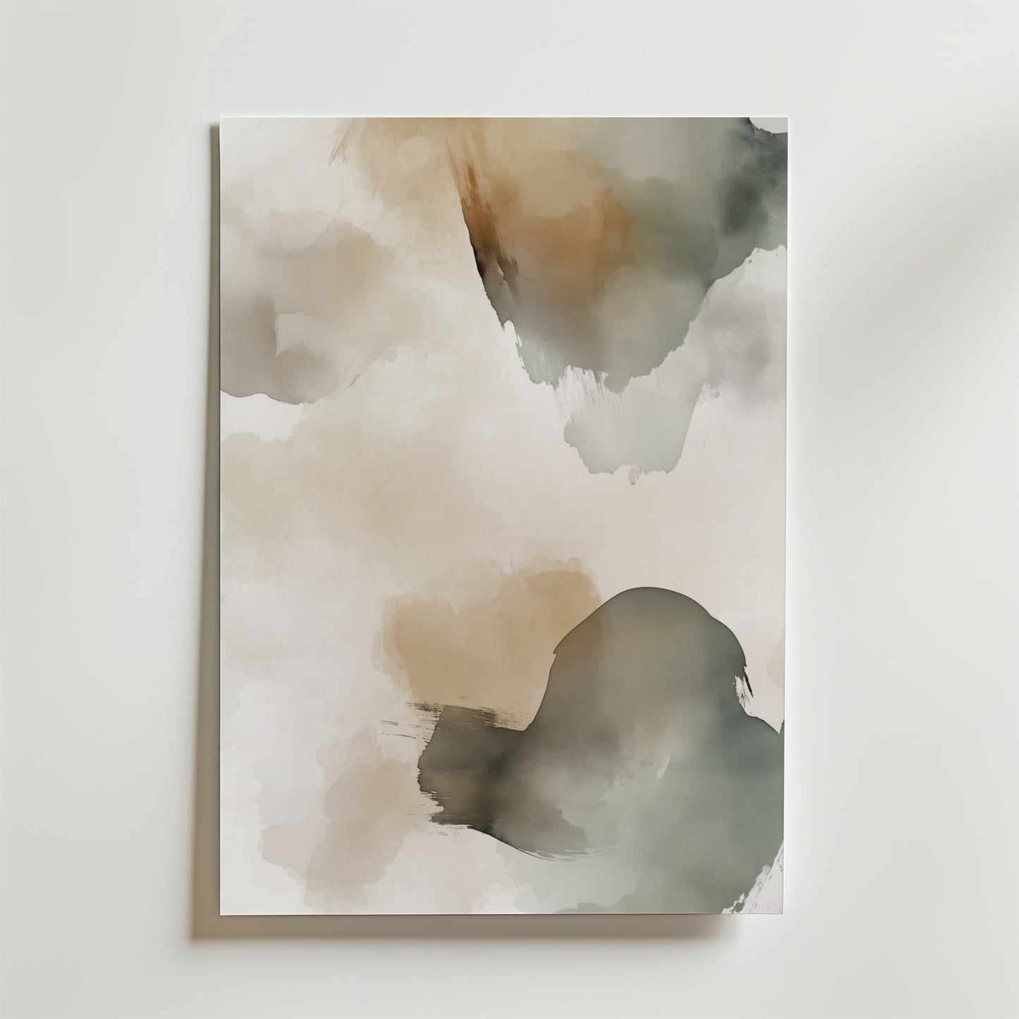 Bozetto Desert Haze Poster har en abstrakt akvarelldesign med mjuka beige, bruna och mörkgrå nyanser på premiumpapper, vilket skapar ett lugnt och minimalistiskt uttryck.