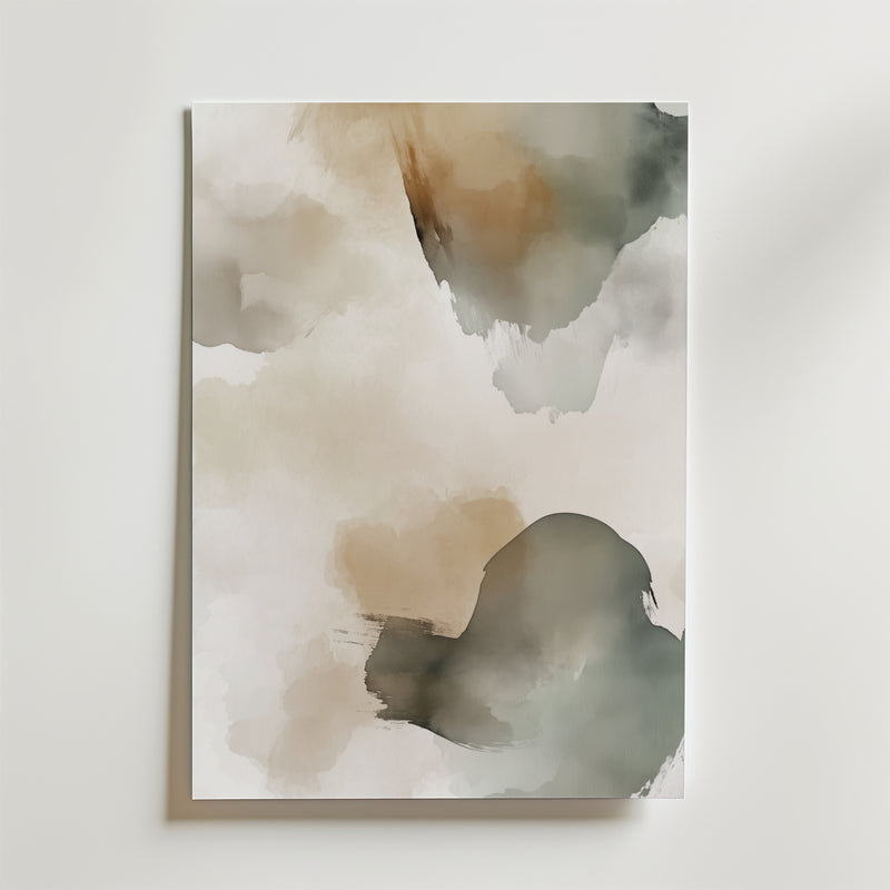 Bozetto Desert Haze Poster har en abstrakt akvarelldesign med mjuka beige, bruna och mörkgrå nyanser på premiumpapper, vilket skapar ett lugnt och minimalistiskt uttryck.