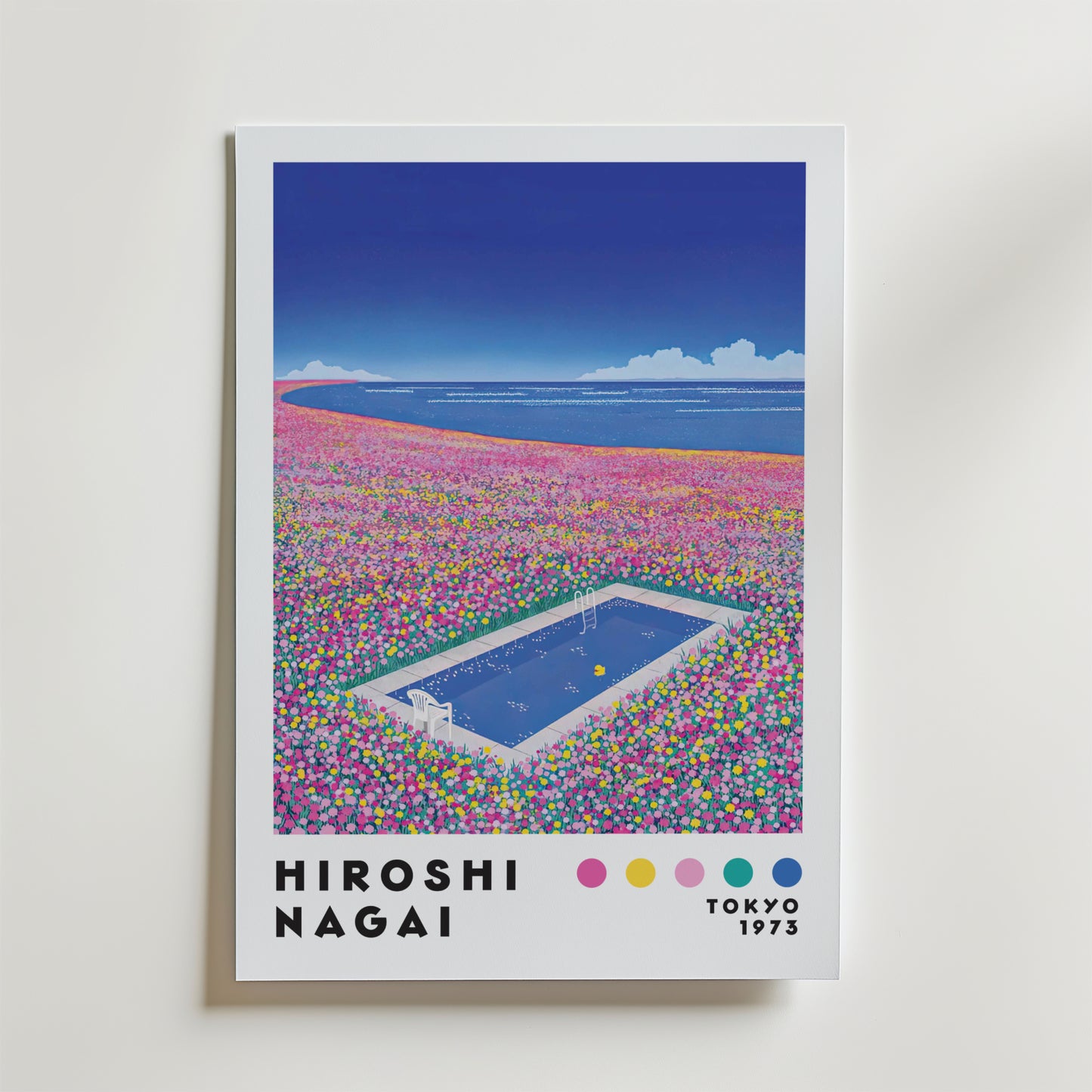 Bozetto Hiroshi Nagai Pool of Flowers Poster visar ett drömskt konstverk av en tom pool bland livfulla blommor under en blå himmel. "Hiroshi Nagai, Tokyo 1973" är tryckt ovanför färgade cirklar.