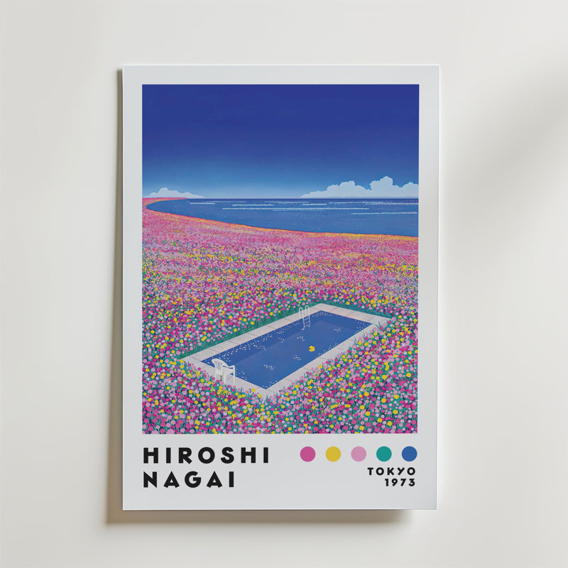 Bozetto Hiroshi Nagai Pool of Flowers Poster visar ett drömskt konstverk av en tom pool bland livfulla blommor under en blå himmel. "Hiroshi Nagai, Tokyo 1973" är tryckt ovanför färgade cirklar.