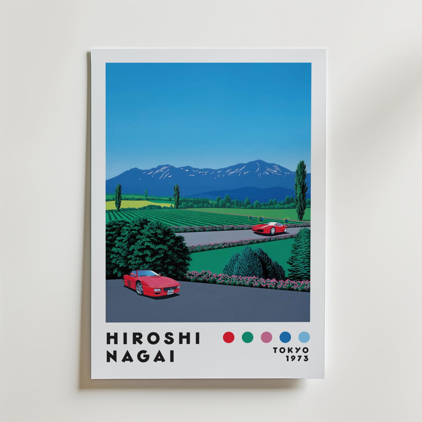 The Bozetto "Hiroshi Nagai Alpine Drive Poster" visar två röda sportbilar på en väg framför gröna fält och alper, med texten "HIROSHI NAGAI" och "TOKYO 1973" - en hyllning till retroestetik.