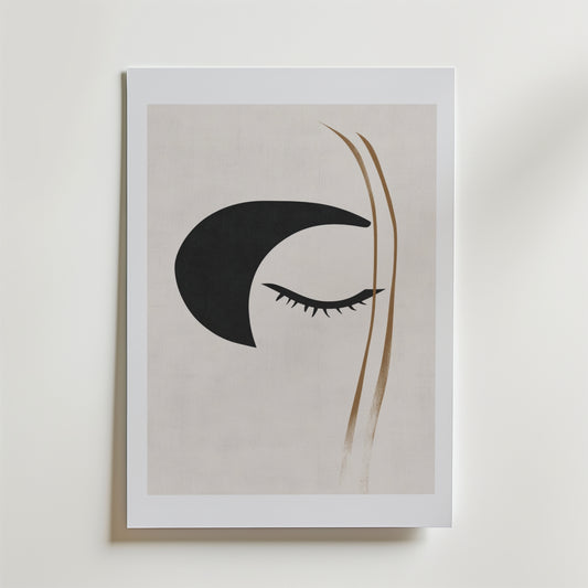 Bozetto Divine Blink Poster föreställer ett minimalistiskt stängt öga med långa fransar, svart halvmåne och guldlinjer på beige, inramad i vitt - en perfekt inredningsdetalj tryckt på FSC-certifierat premiumpapper.